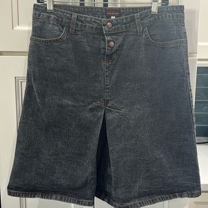 Sweet denim skirt, super flattering